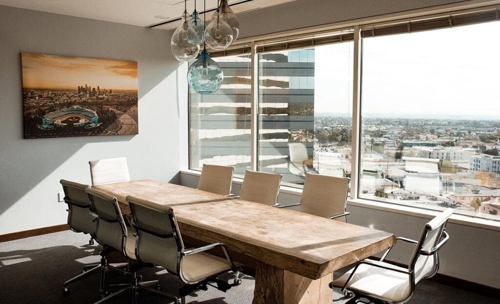 Comedor vintage con ventanales grandes.