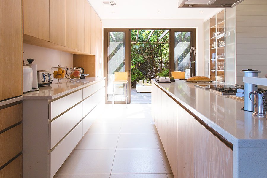 Casa moderna con alberca y terraza con vista al jardín